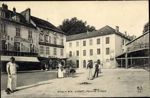 Ak Cusset Allier, Place de la Halle