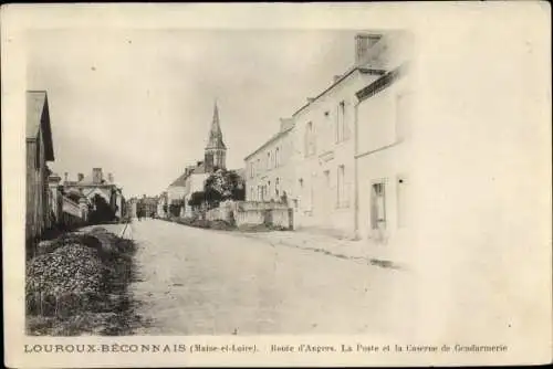 Ak Le Louroux-Béconnais Maine et Loire, Route d´Angers, Poste et Caserne de Gendarmerie