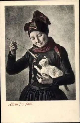 Ak Frau in dänischer Tracht spielt mit einem Kätzchen