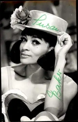 Ak Schauspielerin Susan Baker, Autogramm, Portrait mit Hut
