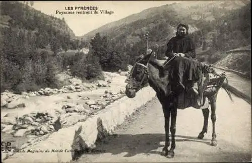 Ak Les Pyrenees, Bauer, der aus dem Dorf zurückkehrt