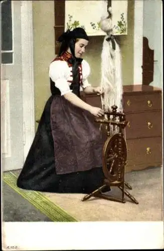 Ak Junge Frau in Tracht beim Spinnen, Wohnstube, Spinnrad