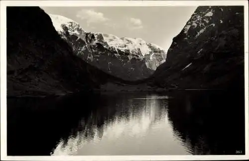 Ak Norwegen, Nærøyfjord, Landschaftspanorama, Talpartie, schneebedeckte Berge