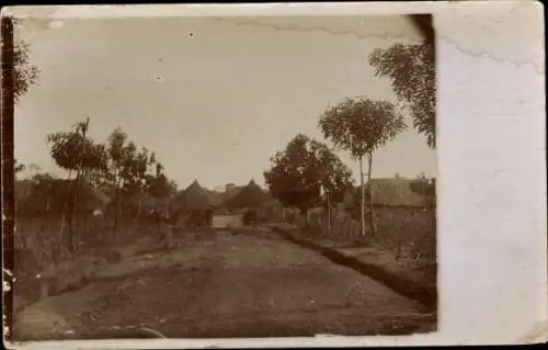 Foto Ak Belgisch Kongo Demokratische Republik Kongo Zaire, Blick auf ein Dorf