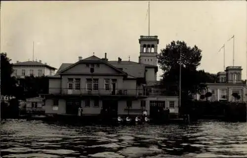 Foto Ak Hamburg Nord Uhlenhorst, Ruderer, Blick vom Wasser aus