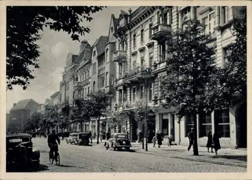 Ak Toruń Thorn Westpreußen, Straßenpartie, Passanten, Autos, Radfahrer