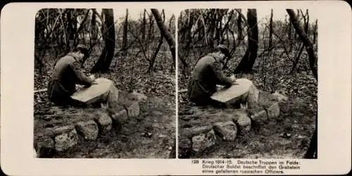 Stereo Foto Deutsche Truppen im Felde, Deutscher Soldat beschriftet einen Grabstein, I WK