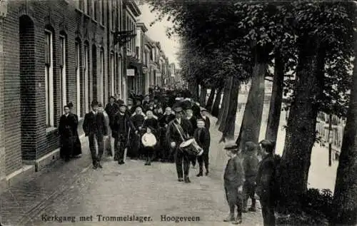 Ak Hoogeveen Drenthe, Kirche mit Schlagzeuger