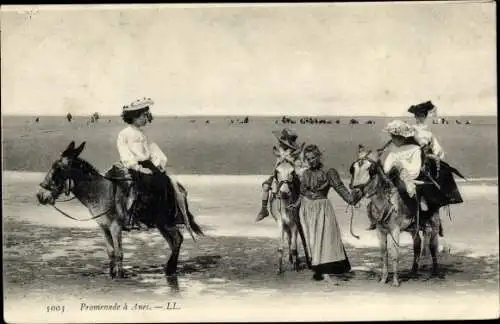 Ak Frauen und Kinder au Eseln reitend, Strand