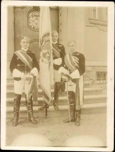 Studentika Foto Drei Studenten mit Schlägern und Fahne
