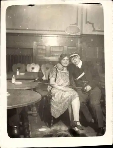 Studentika Foto Student mit Schläger und Frau in einem Gasthaus