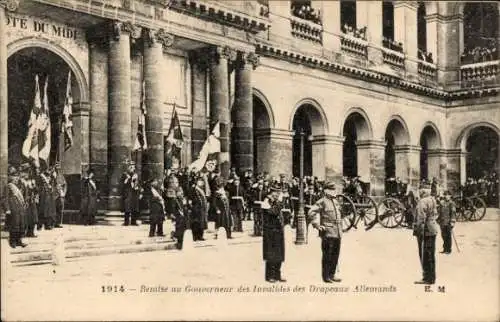 Ak-Übergabe deutscher Flaggen an den Gouverneur von Invalides, 1914