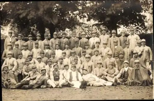 Foto Ak Kriegsgefangene, Gefangene Soldaten, Gruppenbild, I. WK