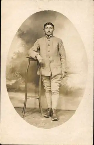 Foto Ak Soldat in Uniform, Standportrait