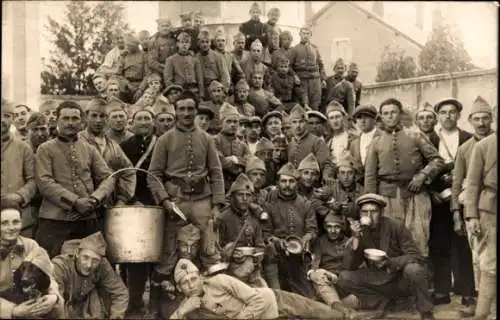 Foto Ak Soldaten in Uniformen, Gruppenbild, I. WK