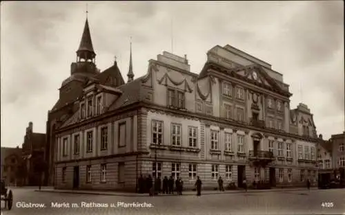 Ak Güstrow in Mecklenburg, Markt mit Rathaus und Pfarrkirche