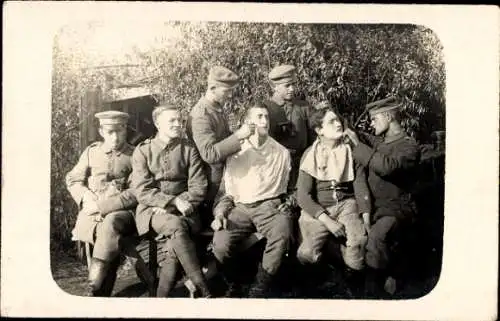 Foto Ak Deutsche Soldaten in Uniformen, Beim Rasieren, Soldatenleben, Kaiserzeit