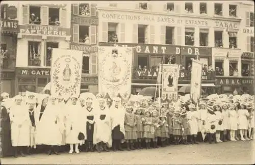 Foto Ak Frankreich, Religiöser Festumzug, Prozession, Kinder