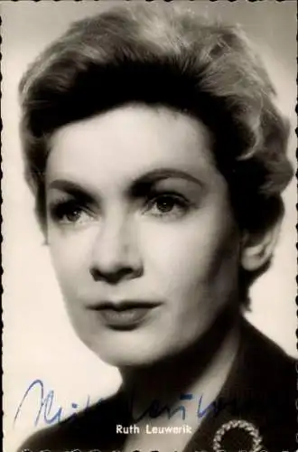 Ak Schauspielerin Ruth Leuwerik, Portrait, Immer wenn der Tag beginnt, Autogramm