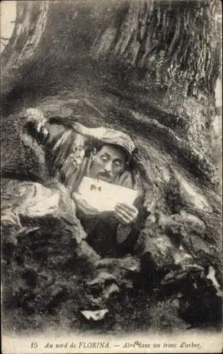 Ak Florina Griechenland, Unterschlupf in einem Baumstamm