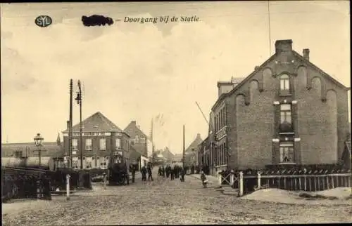 Ak West Vlaanderen Westflandern,Durchgang am Bahnhof