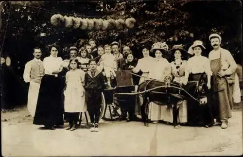 Foto Ak Gruppenbild der Menschen mit Esel, Eselkarren