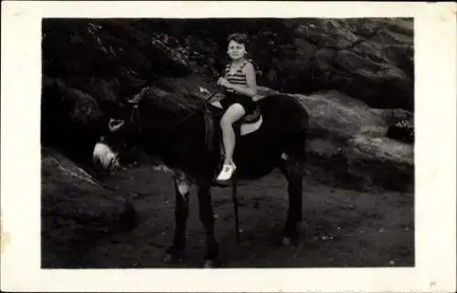 Ak Kind auf Esel reitend, Portrait