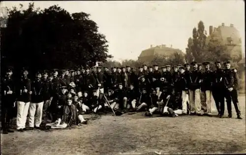 Foto Ak Saarbrücken im Saarland, Deutsche Soldaten in Uniformen, Gruppenaufnahme