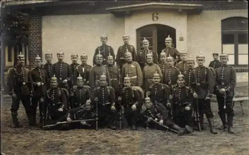 Foto Ak Plettenberg im Sauerland Westfalen, Deutsche Soldaten in Uniformen, Gruppenaufnahme
