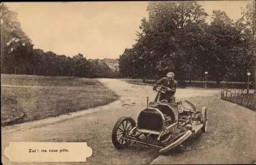 Ak Mann mit Automobil, kaputter Reifen