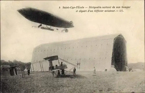 Ak Saint Cyr l'École Yvelines, Luftschiff verlässt seinen Hangar, Doppeldecker