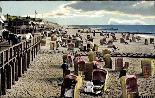 Ak Westerland auf Sylt, Strand, Personen, Strandkörbe, Flaggen