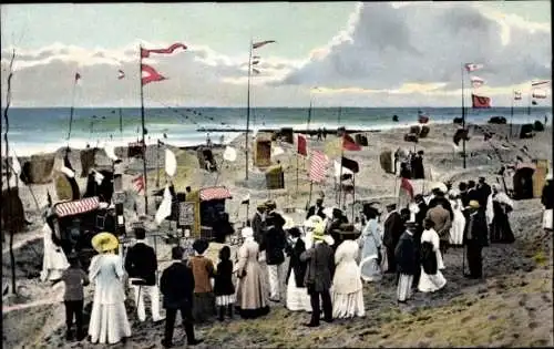 Ak Westerland auf Sylt, Strand, Kartenlegerburg, Personen, Strandkörbe, Flaggen