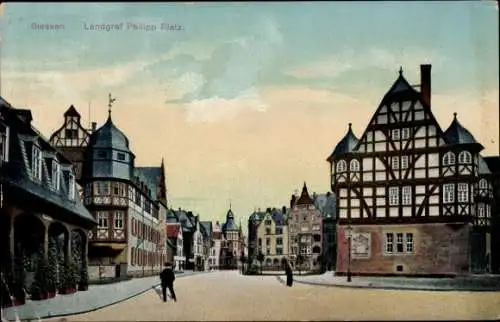 Ak Gießen an der Lahn Hessen, Landgraf Philipp Platz, Fachwerkhäuser, Passanten
