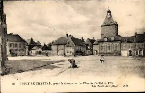 Ak Coucy le Château Aisne, Place de Hôtel de Ville