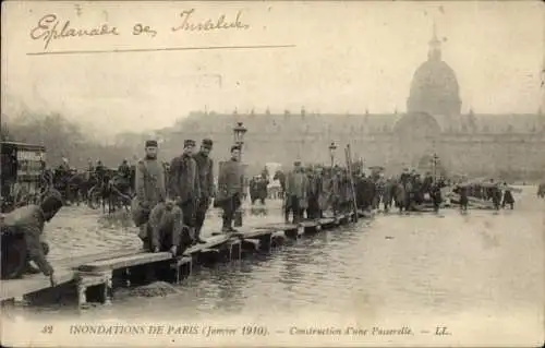 Ak Paris, Überschwemmung 1910, Bau einer Fußgängerbrücke