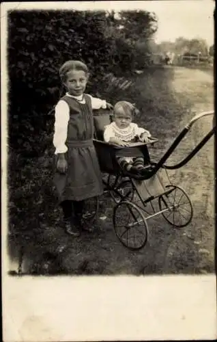 Foto Ak Geschwister, Baby im Kinderwagen, Portrait