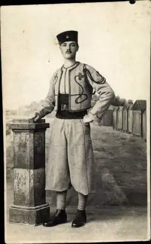 Foto Ak Mann in tunesischer Volkstracht, Standportrait