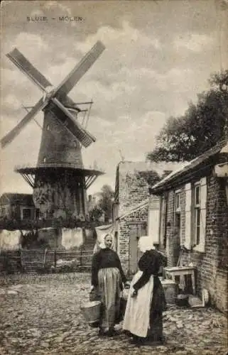 Ak Sluis Zeeland Niederlande, Windmühle, Frauen in Tracht
