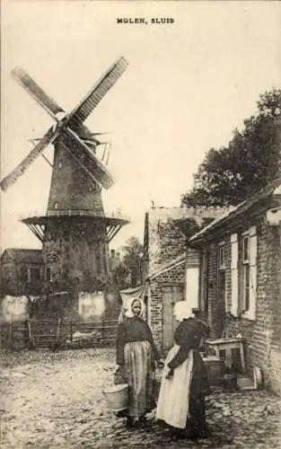 Ak Sluis Zeeland Niederlande, Frauen in Tracht bei der Windmühle