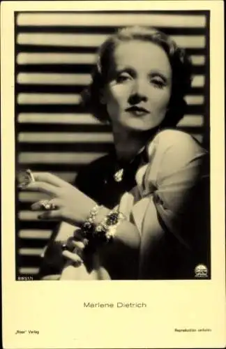 Ak Schauspielerin Marlene Dietrich, Portrait mit Zigarette, Ross Verlag Nr. 8851/1