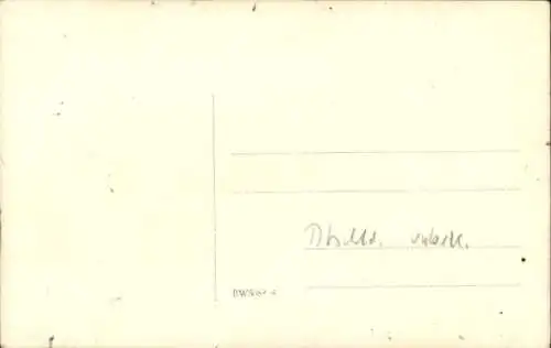 Foto Deutschland unbekannt, Mutter mit Kleinkind am Zaun stehend