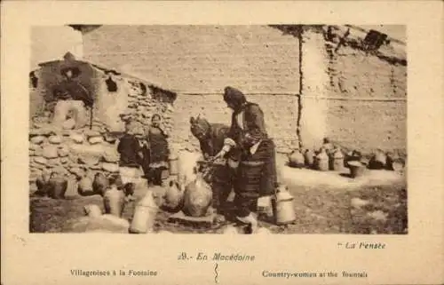 Ak Mazedonien, Frauen schöpfen Wasser an der Quelle