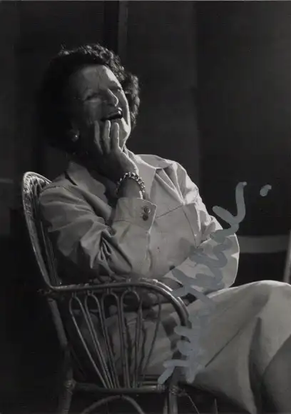 Ak Schauspielerin Ida Ehre, Portrait, Autogramm, Stuhl