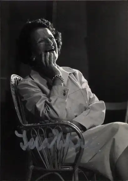 Ak Schauspielerin Ida Ehre, Portrait, Autogramm, Stuhl