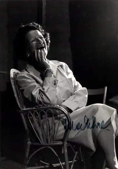 Ak Schauspielerin Ida Ehre, Portrait, Autogramm, Stuhl