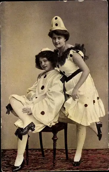Foto Ak Zwei Frauen in Karnevalkostümen, Portrait