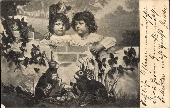 Ak Zwei Mädchen hinter der Mauer, Osterhasen, Ostereier