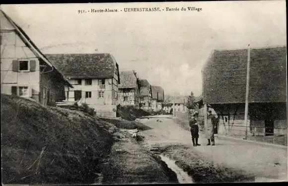 Ak Ueberstrass Elsass Haut Rhin, Entrée du Village, maisons, passants