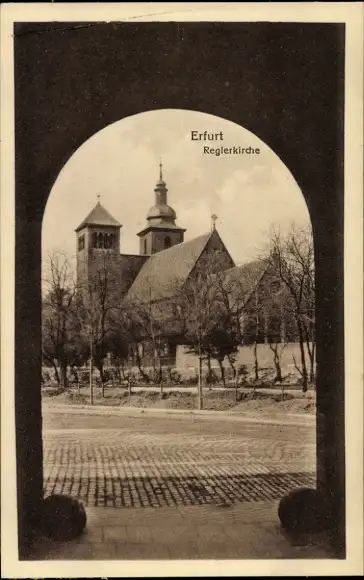 Ak Erfurt in Thüringen, Blick durch ein Tor auf Reglerkirche